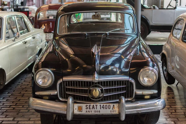博物館で公開されている古典的なスペイン車の黒の色 シート1400 — ストック写真
