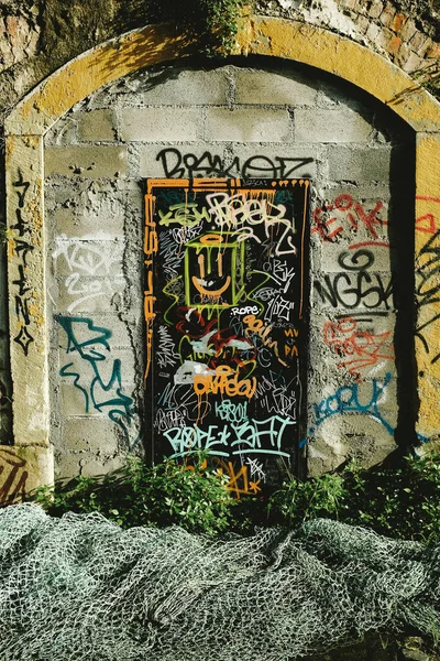 Vertikální Záběr Graffiti Stěnu — Stock fotografie