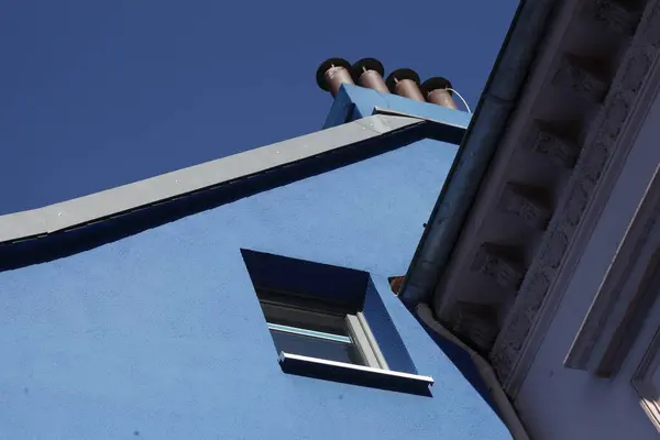 Ângulo Baixo Uma Moderna Casa Azul Contra Céu Azul Alemanha — Fotografia de Stock