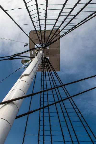 Ein Vertikaler Tiefflug Von Schiffsmast Vor Blauem Bewölkten Himmel — Stockfoto