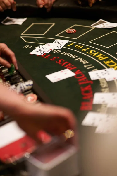 Vertikální Záběr Pokerového Stolu Dealerem Hráči Kolem Něj — Stock fotografie