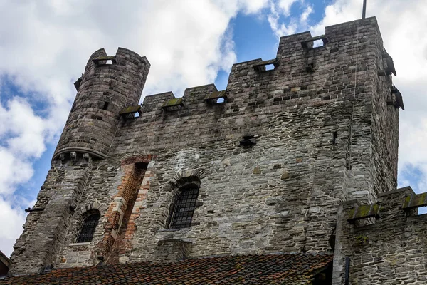 Χαμηλή Γωνία Του Μεσαιωνικού Κάστρου Gravensteen Στη Γάνδη Μια Συννεφιασμένη — Φωτογραφία Αρχείου