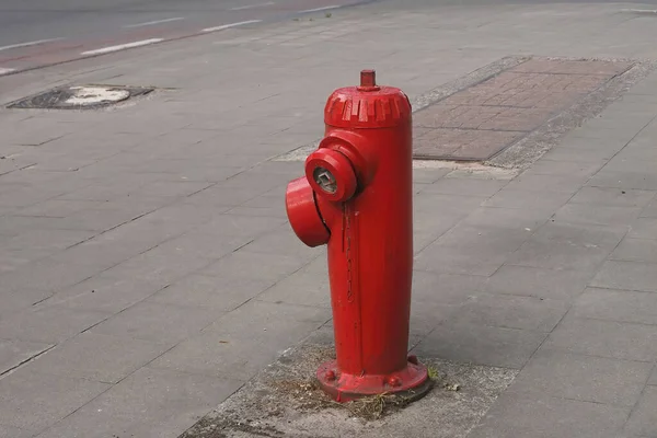Κοντινό Πλάνο Ένα Φανταχτερό Κόκκινο Πυροσβεστικό Κρουνό Στο Πλάι Πόδια — Φωτογραφία Αρχείου