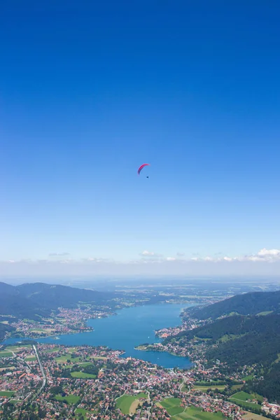 Vertical Shot Paraglider Flying Tegernsee Germany — Stock Photo, Image