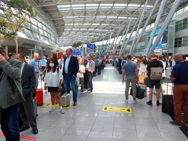 Long Queues Check Security Check Lufthansa Subsidiary Eurowings Canceled Several — Stock Photo, Image