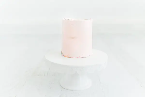 Oldalnézet Egy Világos Rózsaszín Torta Stand Fehér Háttér — Stock Fotó