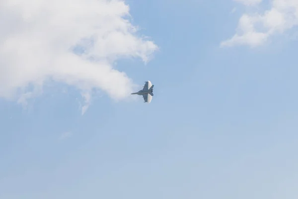 Истребитель F18 Конденсатом Крыльях — стоковое фото