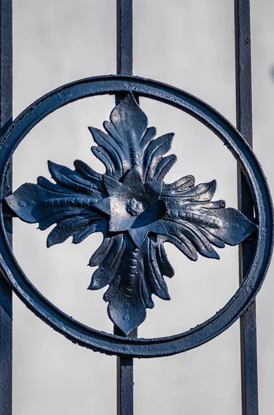 Patrón Metal Azul Forma Flor Una Pared — Foto de Stock