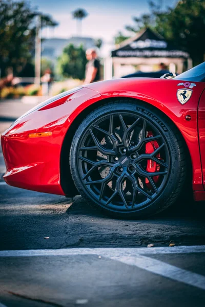 Een Verticaal Shot Van Een Rode Ferrari Auto Velg Wiel — Stockfoto