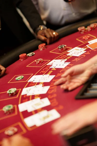 Pionowe Ujęcie Stołu Pokerowego Krupierem Graczami Wokół Niego — Zdjęcie stockowe