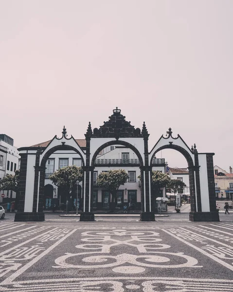 Een Verticaal Schot Van Stadspoorten Van Ponta Delgada Het Centrum — Stockfoto