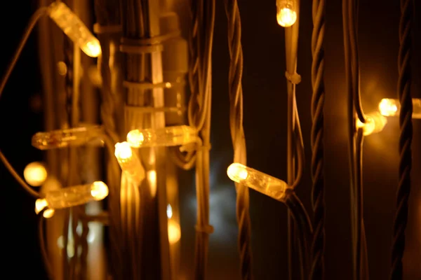 Karanlık Bir Odadaki Peri Işıklarının Yakın Çekimi Noel Arkaplanı — Stok fotoğraf