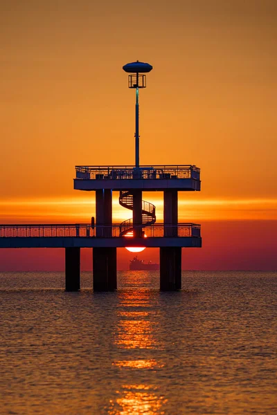 Pionowe Ujęcie Molo Morskim Krajobrazie Odzwierciedlającym Piękny Zachód Słońca Burgas — Zdjęcie stockowe