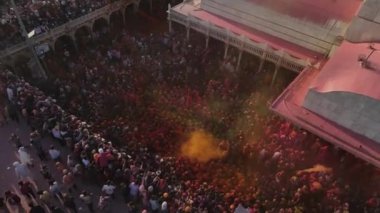 Mathura Braj 'da Holi oynayan insanların hava aracı görüntüsü.