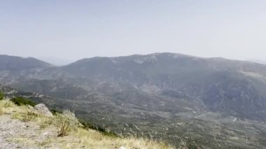 Güneşli bir günde mavi gökyüzünün altındaki güzel dağların görüntüleri.