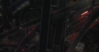 Mexico City 'de gece vakti çekilen karmaşık bir yol sistemi görüntüsü.