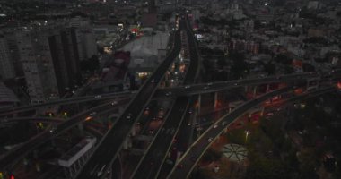 Geceleri Mexico City 'nin küfürlü yol sisteminin hava görüntüsü.