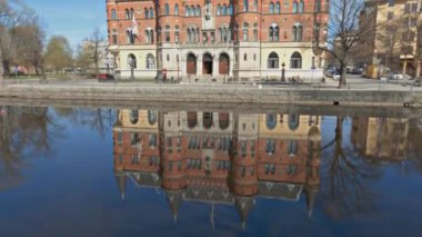 İsveç, Orebro 'daki Svartan nehrinin kıyısındaki Borgen Oteli' nin bir görüntüsü.