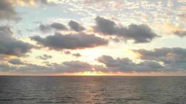 Güney Florida 'da okyanus üzerinde nefes kesen gün batımı bulutları