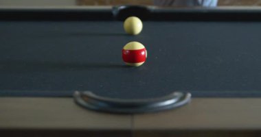 Cebimde bir top batıyor.