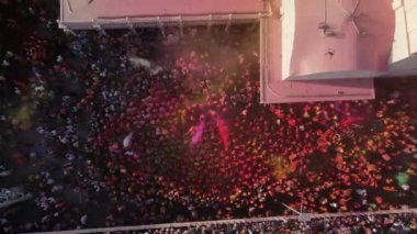 Mathura Braj 'da Holi oynayan insanların hava aracı görüntüsü.