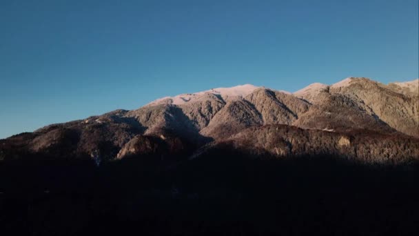 Une Vue Drone Des Montagnes Sèches Pleines Par Une Journée — Video