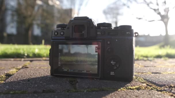 Uma Filmagem Homem Tirando Uma Foto Com Fujifilm Xt3 Visão — Vídeo de Stock