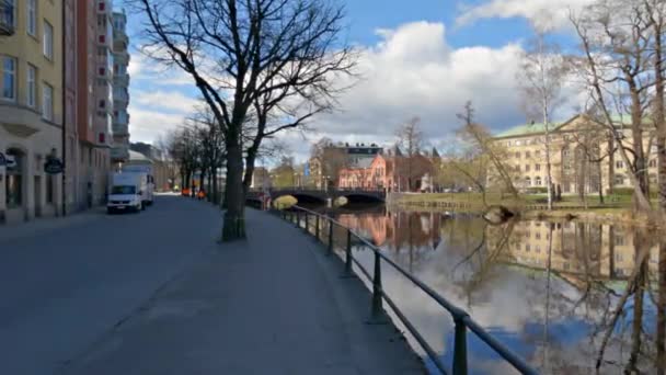 Ένα Pov Του Περπατήματος Κατά Μήκος Του Ποταμού Svartan Αντανακλώντας — Αρχείο Βίντεο