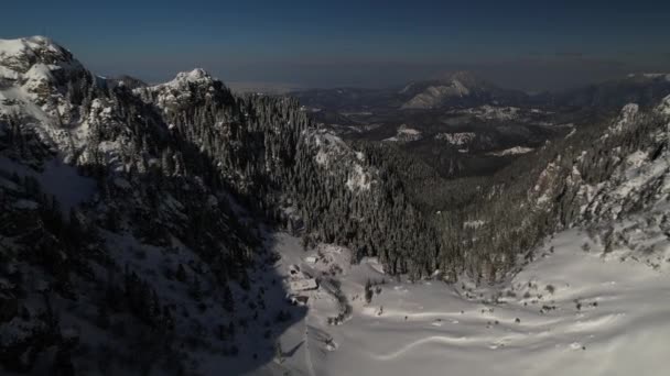 晴れた日の美しい雪の山の風景 — ストック動画