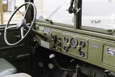 Barcelona, İspanya 'da eski yeşil bir askeri jip Willys M38