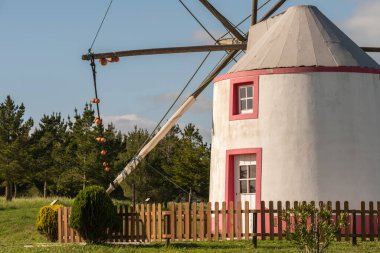 Portekiz 'in Loures kentindeki Santa Iria de Azoia kentindeki eski rüzgar enerjisi değirmeni.