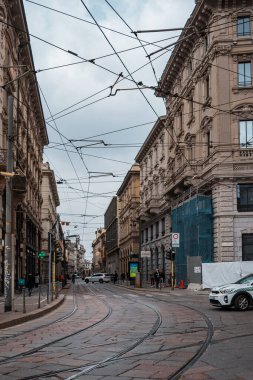 İtalya, Duommo Di Milano yakınlarındaki boş bir caddenin dikey görüntüsü.