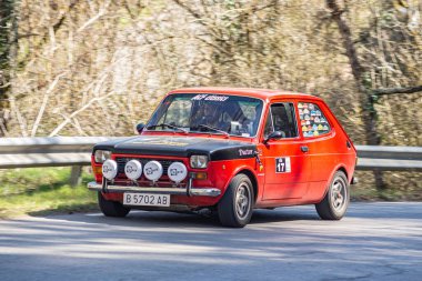 İspanyol arabası asfalt rallisinde. Koltuk 127 Abarth