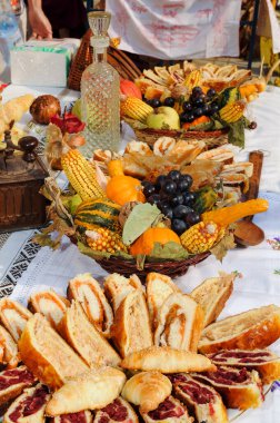 Masadaki lezzetli yemeklerden dikey bir kare - sepette pişmiş sebzeler ve hamur işi