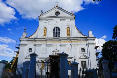 Beyaz Rusya 'daki Niasviz kalesinin mavi bulutlu gökyüzünün altında güzel bir manzarası var.