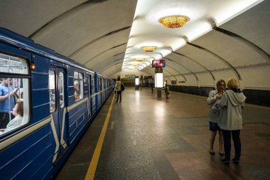 Minsk, Belarus 'taki metro istasyonunda bekleyen bir grup insan.
