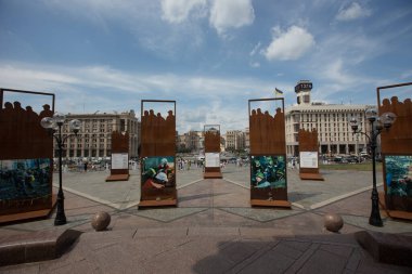 Meydan Meydanı Anıtı 'nda bir sergi, Kyiv Ukrayna