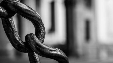 Demir zincirin gri tonlu, sığ odak noktası.