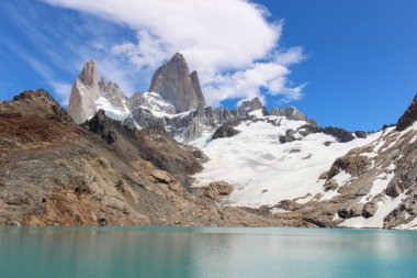 Karların önündeki Üç Gölün manzarası El Chelten 'deki Fitz Roy dağını kapladı.