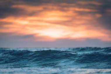 Gün batımında seçici bir deniz dalgası