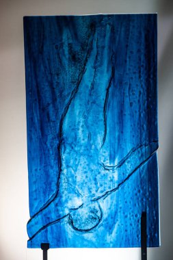 Saint Bavo Katedrali, Gent, Belçika 'daki mavi bir figürün dikey görüntüsü.