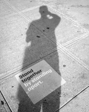 Sokakta bir adamın gölgesinin dikey görüntüsü.