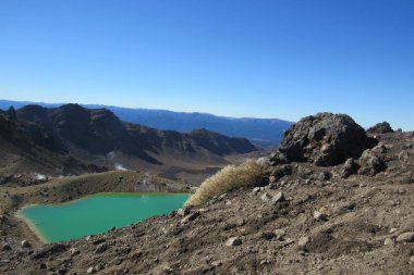 Tongariro Ulusal Parkı, Yeni Zelanda 'daki dağın tepesinden güzel bir yeşil göl görüntüsü.