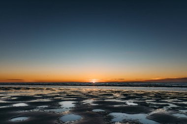 Gün batımında denizin güzel bir ufku