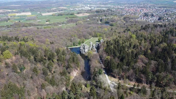 Zdjęcie Lotnicze Formacji Skał Piaskowcowych Externsteine Otoczonych Głównie Suchym Lasem — Zdjęcie stockowe