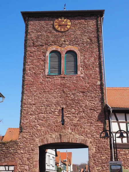 Disparo Vertical Una Torre Reloj Arenisca Roja Obertor Dreieichenhain — Foto de Stock