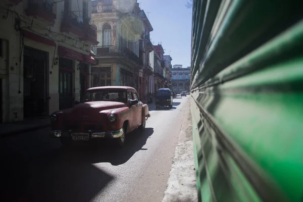 Close Tiro Carro Velho Passando Por Uma Rua Havana — Fotografia de Stock