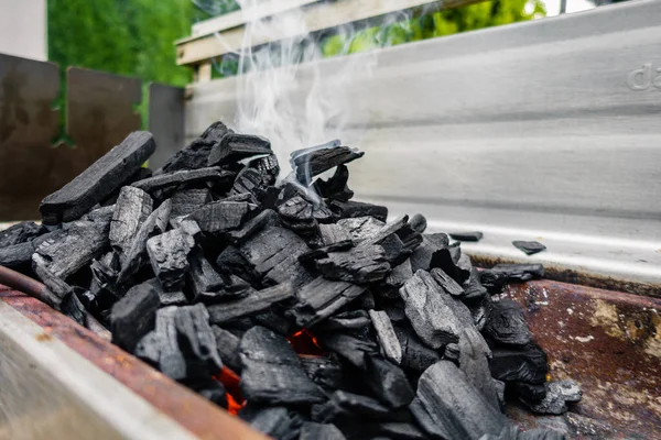 屋外で炭を燃やすクローズアップショット — ストック写真