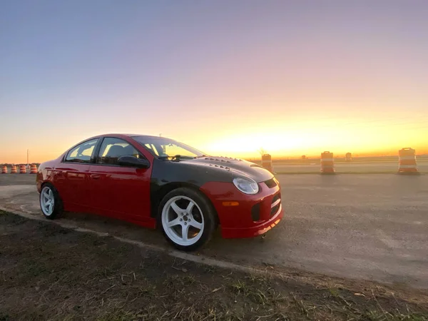 Egy Skittlefabz Teljesen Felújított 2003 Dodge Neon Srt Naplementekor — Stock Fotó