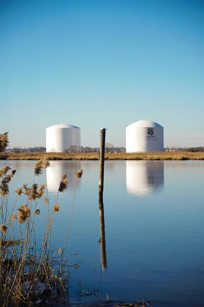Eine Vertikale Aufnahme Von Zwei Weißen Tanks Mit Und Ölprodukten — Stockfoto